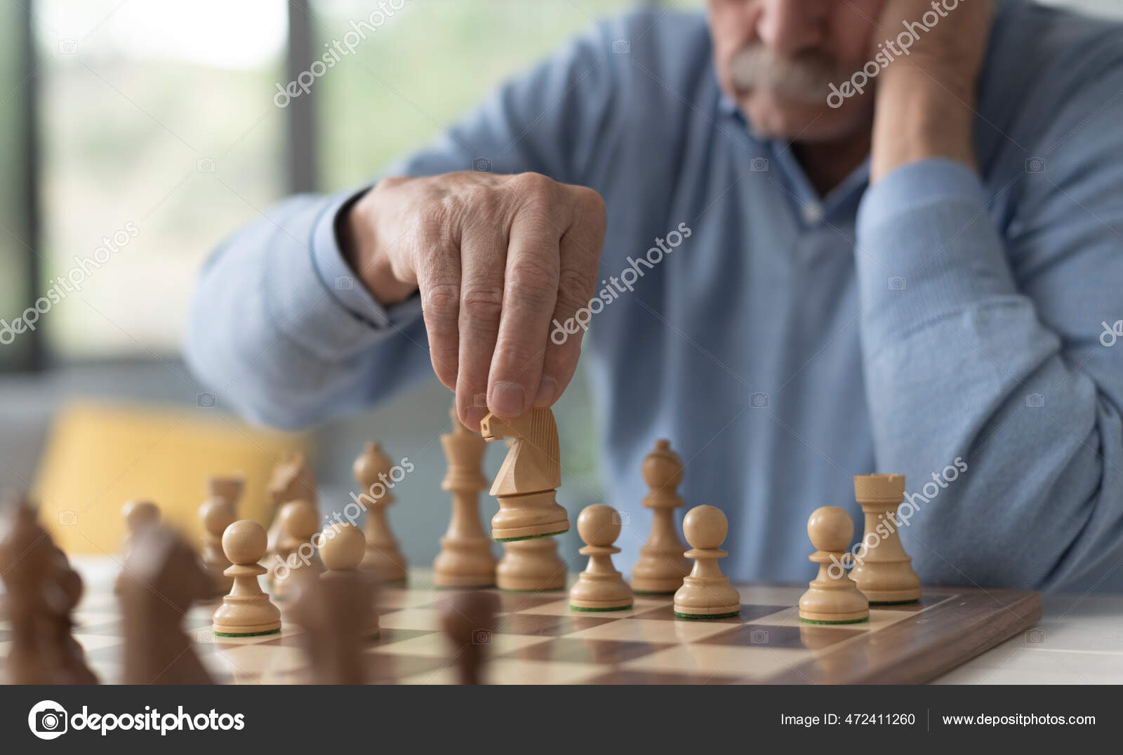 Homem Sênior Jogando Xadrez Movendo Uma Peça Tabuleiro Xadrez fotos,  imagens de © stokkete #472411260